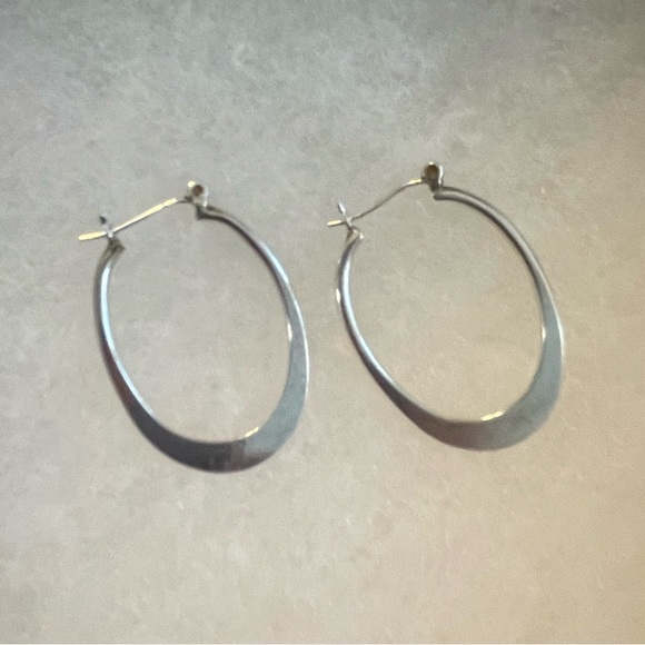 Silpada Sterling Silver ‘Back to Basics’ Classic Oval Hoop Earrings P1099 - Picture 7 of 16